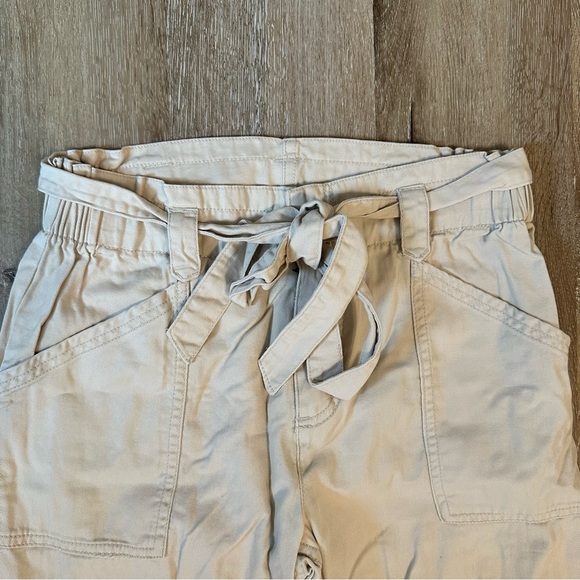 Old Navy Women's Cream Straight Leg Pants - Picture 3 of 5